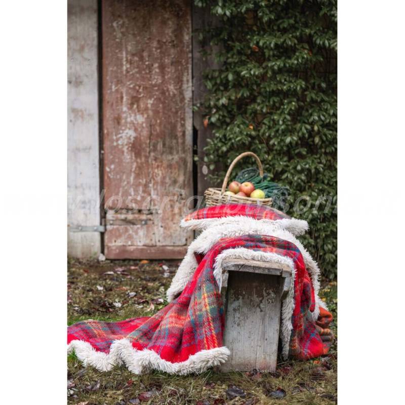 Plaid tartan di colore rosso con ecopelliccia, collezione Montana firmata Blanc Mariclò. Vista ambientata