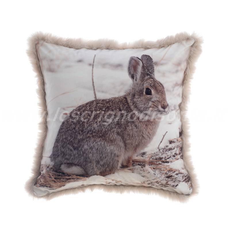 Cuscino arredo con bordo in ecopelliccia, lepre stampata, serie Lovely Pets di Blanc Mariclò. Vista frontale