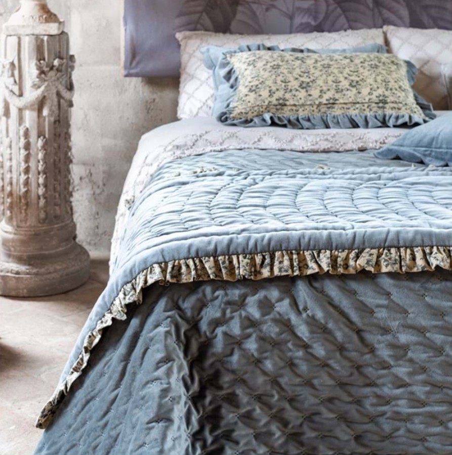 Trapunta Matrimoniale in Velluto Reversibile con Volant Serie Petali Blu – Blanc Mariclò