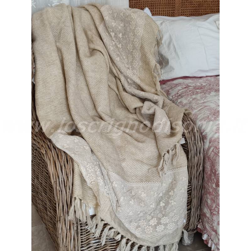 Plaid copritutto con frange e pizzo, colore beige, serie Dentelle firmata Blanc Mariclò. Vista ambientata