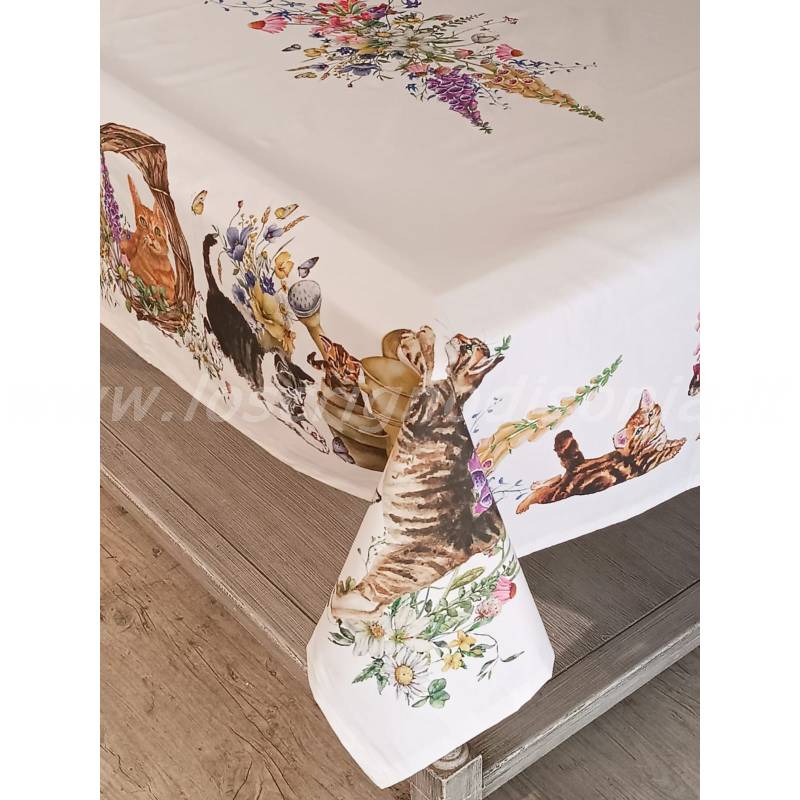Tovaglia shabby chic realizzata in cotone con stampa digitale di gatti in giardino. Vista angolare su tavolo
