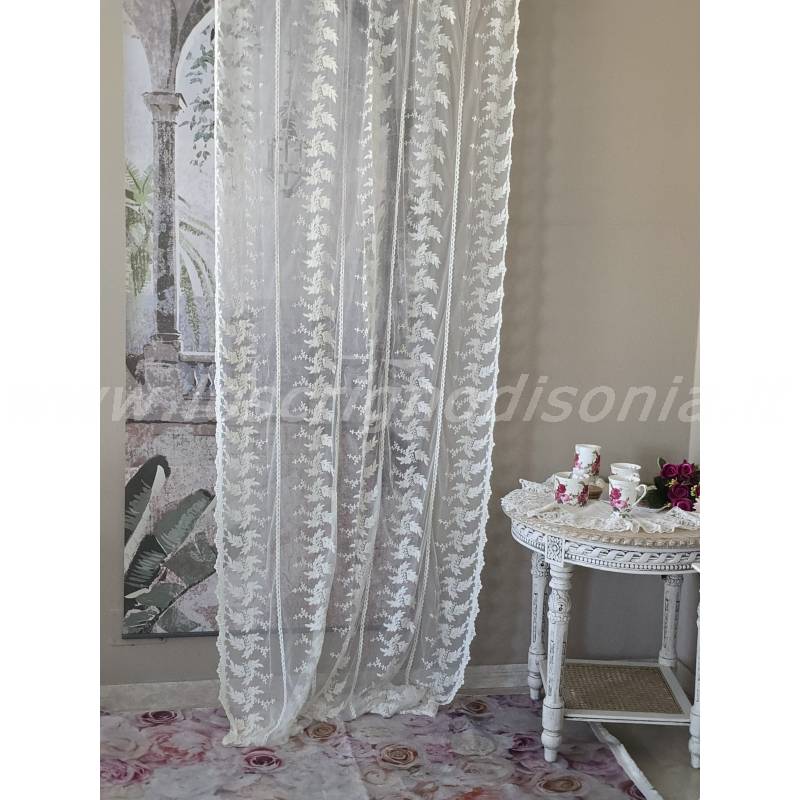 Tenda in tulle ricamato, colore avorio, collezione Dentelle firmata Blanc Mariclò. Vista frontale