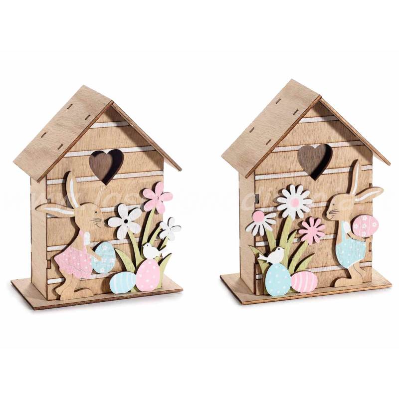 Due versioni del decoro pasquale con casetta in legno, coniglietto e fiori colorati. Vista frontale