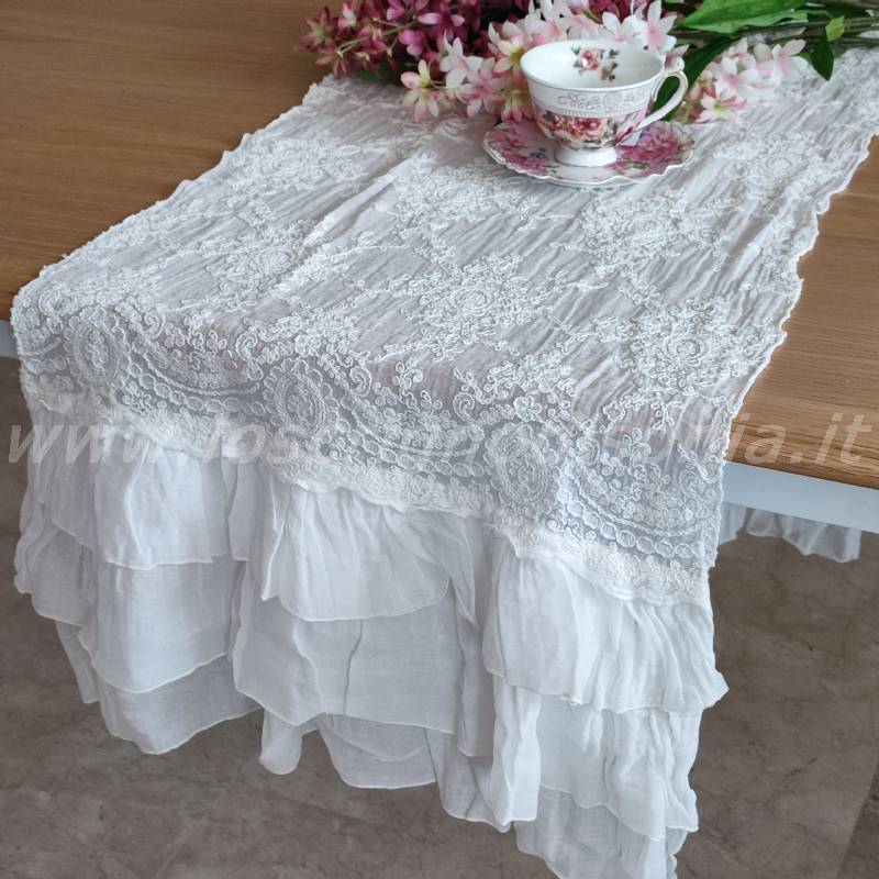 Runner di pizzo, colore bianco, collezione Etoile Corinzio firmata Chez Moi. Vista ambientata