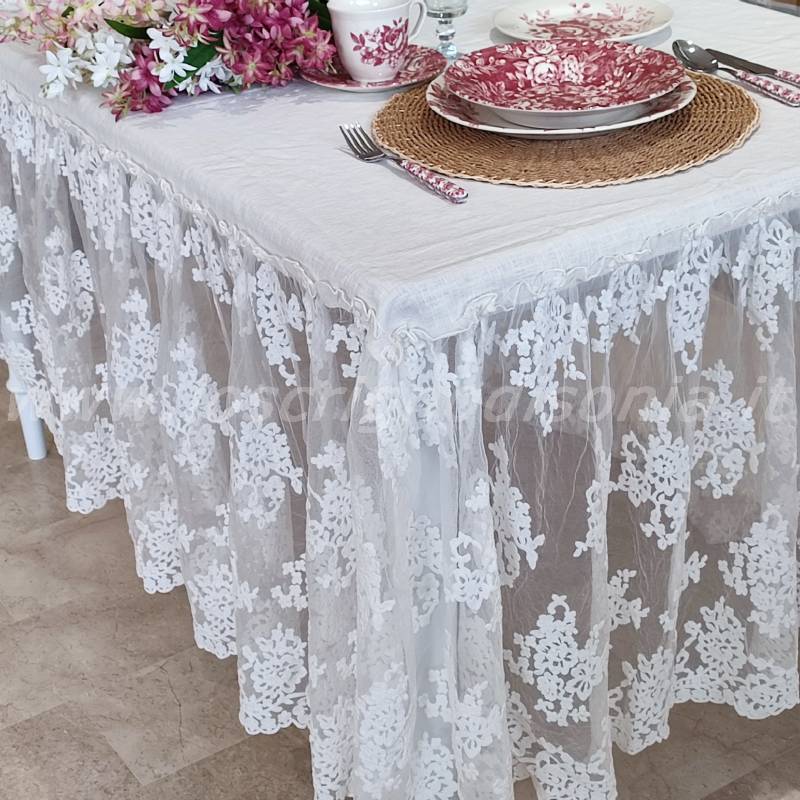Tovaglia di lino con pizzo Flora, colore bianco panna, serie Rinascimento di Chez Moi. Vista ambientata