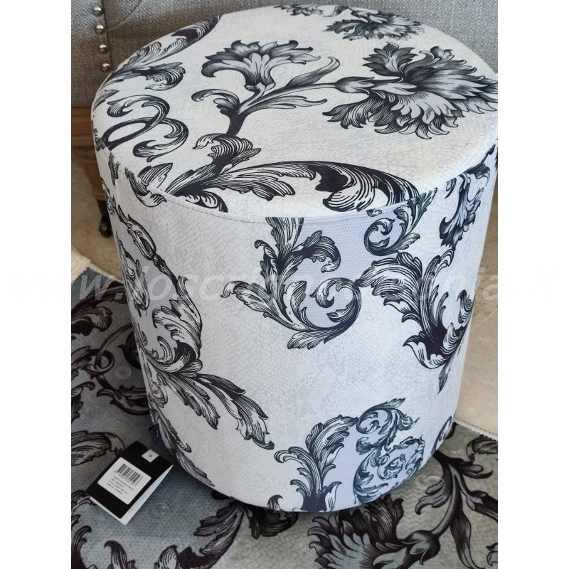 Pouf da camera rigido e rivestito in velluto, colore iceblue, serie Almond firmato Essenza. Vista ambientata