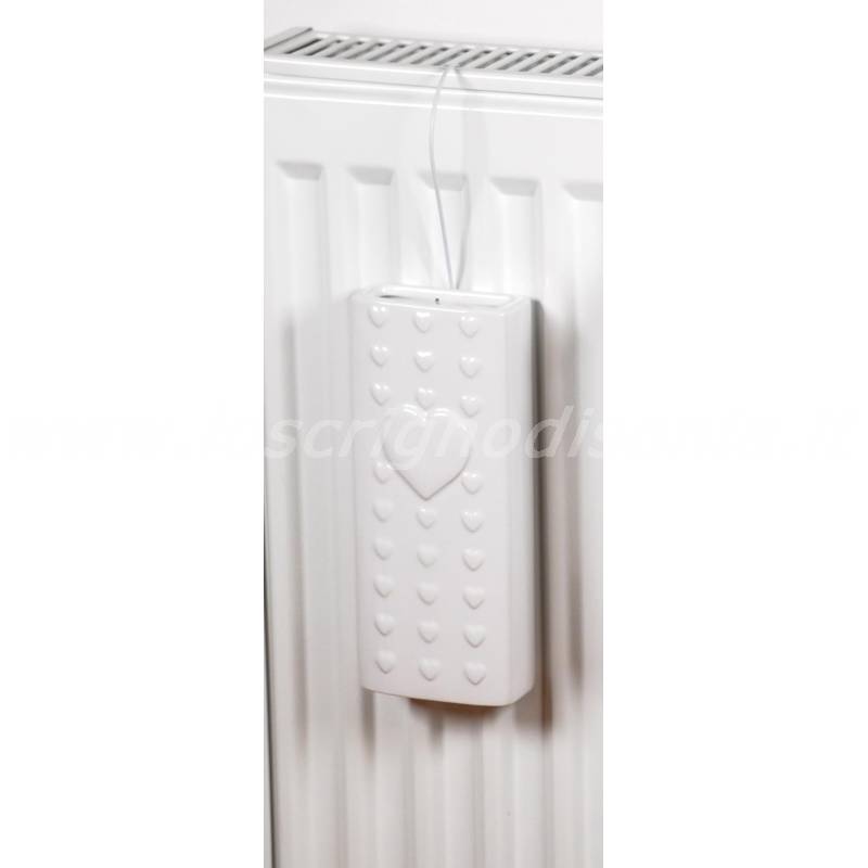 Umidificatore per termosifone firmato Isabelle Rose, in ceramica bianca, con decoro cuore. Vista frontale