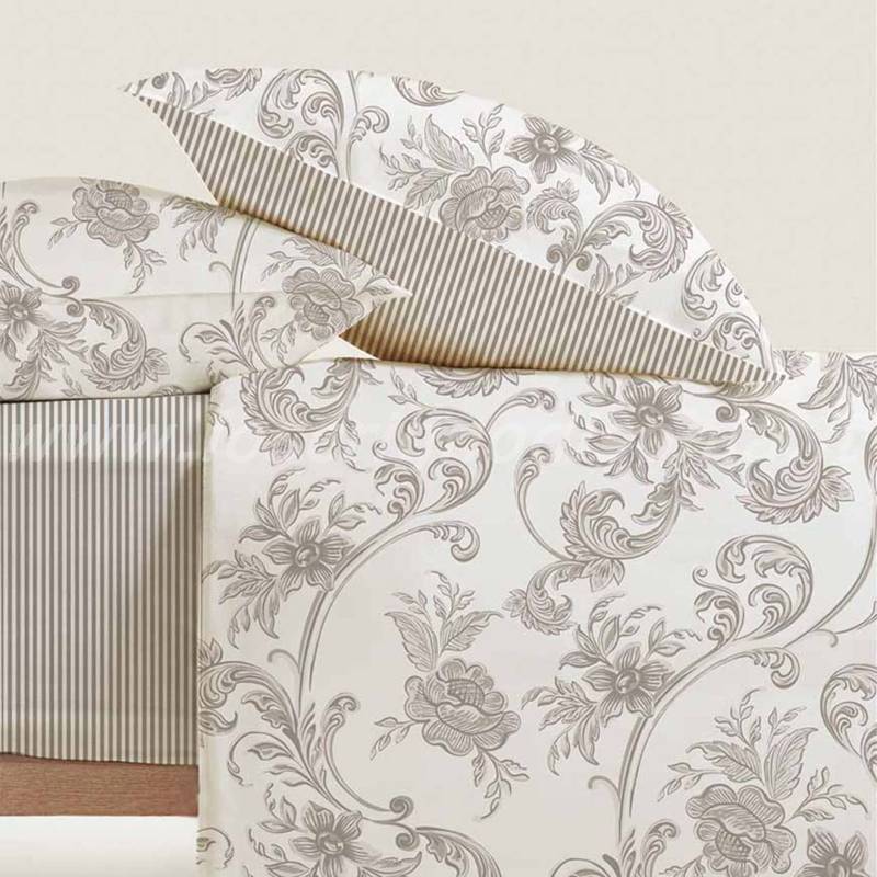 Lenzuola matrimoniali floreali, colore tortora, collezione Kesia firmata S&G Home. Vista ambientata