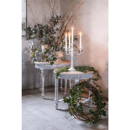 Tavolino rotondo shabby con ripiano in paglia di Vienna, collezione Dianora di Blanc Mariclò. Vista frontale