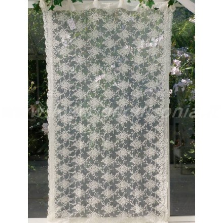 Tendone shabby in pregiato pizzo corinzio dal colore naturale realizzato da Chez Moi. Vista frontale