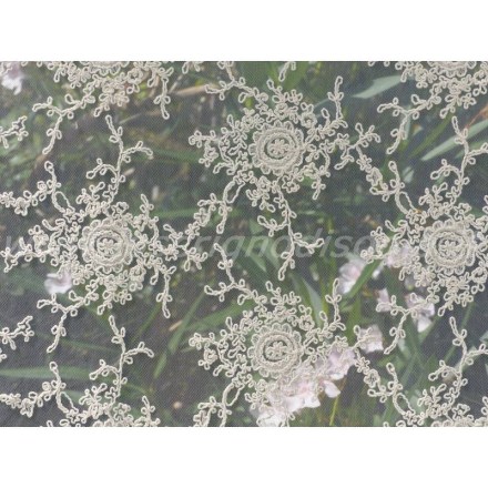 Tendone shabby in pregiato pizzo corinzio dal colore naturale realizzato da Chez Moi. Vista frontale