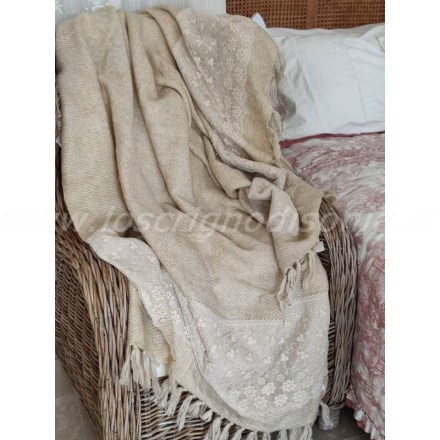 Plaid copritutto con frange e pizzo, colore beige, serie Dentelle firmata Blanc Mariclò. Vista ambientata