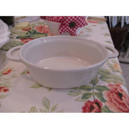 Pirofila shabby monoporzione di colore bianco posata su un tavolo. Prodotta da Blanc Mariclò