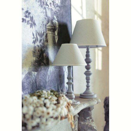 Lampada shabby chic con paralume in lino, altezza 51 cm, serie Augusta di Blanc Mariclò. Vista frontale