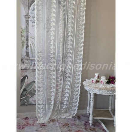 Tenda in tulle ricamato, colore avorio, collezione Dentelle firmata Blanc Mariclò. Vista frontale
