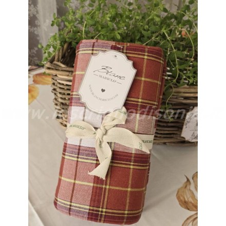 Tovaglia in stile country chic con stampa tartan, colore coccio, firmata Blanc Mariclò. Vista frontale