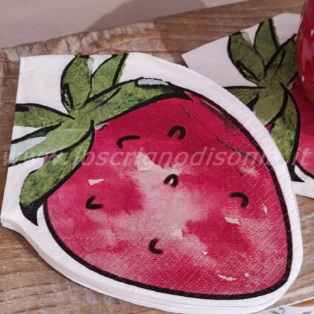 Tovaglioli di carta a forma di fragola appartenenti alla collezione Emily firmata Boltze. Vista dall'alto