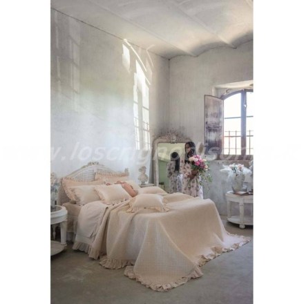 Trapunta matrimoniale shabby chic, in velluto, con volant, serie Tresor di Blanc Mariclò. Vista ambientata