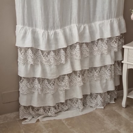 Tendone shabby in puro lino con balze in pizzo corinzio di Chez Moi, colore vintage fango. Vista frontale