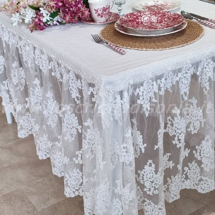 Tovaglia di lino con pizzo Flora, colore bianco panna, serie Rinascimento di Chez Moi. Vista ambientata