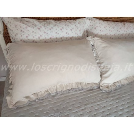 Federe copriguanciale con volant, colore avorio e grigio, serie Rochelle di Lovely Shabby. Vista dall'alto