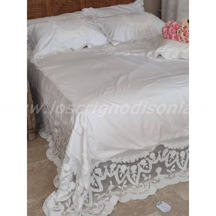 Parure copripiumino matrimoniale con 2 copriguanciali, serie Dentelle di Blanc Mariclò. Vista ambientata