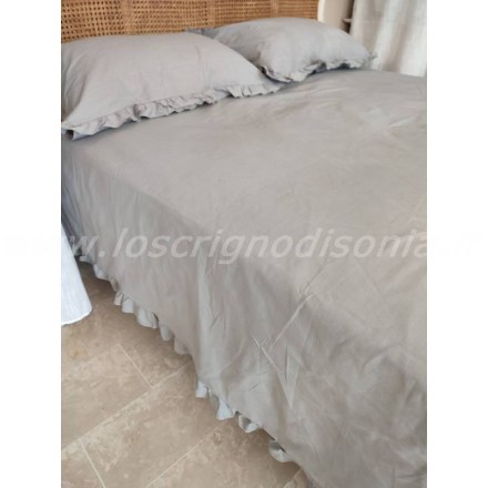 Parure copripiumino matrimoniale shabby chic con volant in cotone, colore grigio. Vista ambientata
