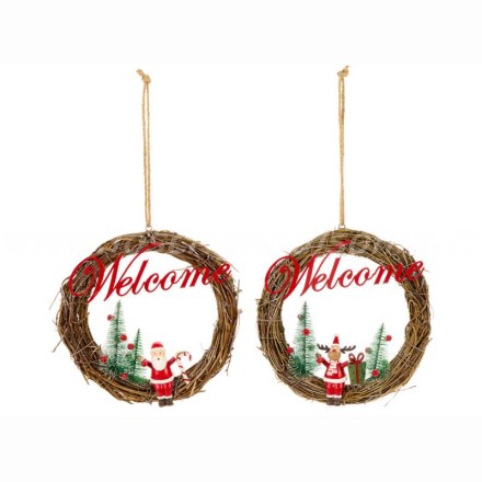 Ghirlanda in vimini con scritta Welcome e con seduti all'interno Babbo Natale o una renna. Vista frontale