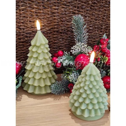Coppia di candele a led a forma di abete in 2 misure, firmate Deluxe Home Art. Vista ambientata