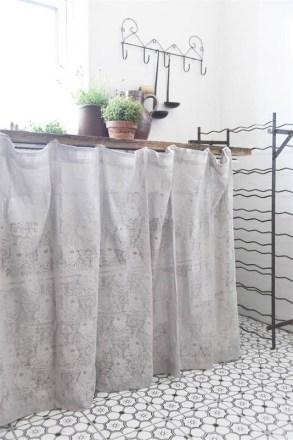 Tendina sottolavello in stile shabby chic colore beige, prodotta da Jeanne D'Arc Living. Vista frontale