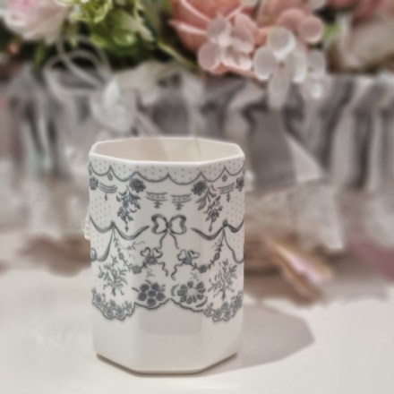 Portaspazzolini shabby in ceramica decorata, serie Dentelle Aquarelle di Mathilde M. Vista frontale