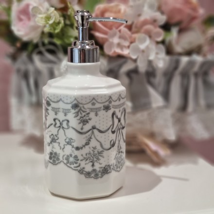 Dispenser sapone shabby in ceramica decorata, serie Dentelle Aquarelle di Mathilde M. Vista frontale