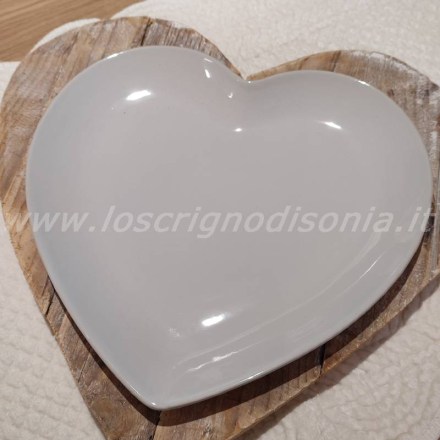 Piatto piano a forma di cuore, in ceramica, colore bianco, firmato Nuvole di Stoffa. Vista dall'alto