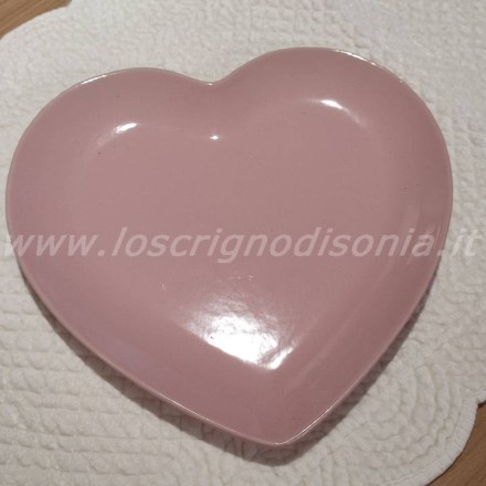 Piatto piano a forma di cuore, in ceramica, colore rosa pastello, firmato Nuvole di Stoffa. Vista dall'alto