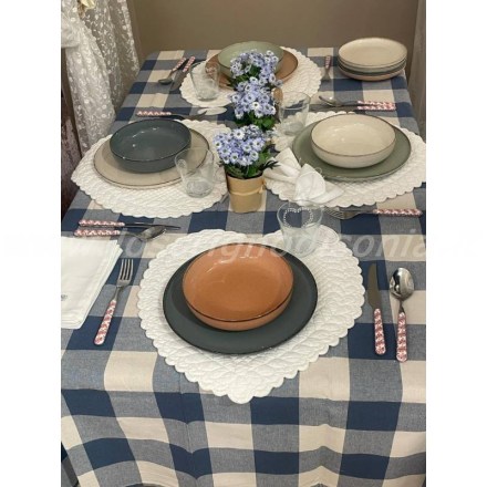 Set da 4 posti tavola della collezione Pearl realizzati in porcellana e in stile country chic. Vista ambientata