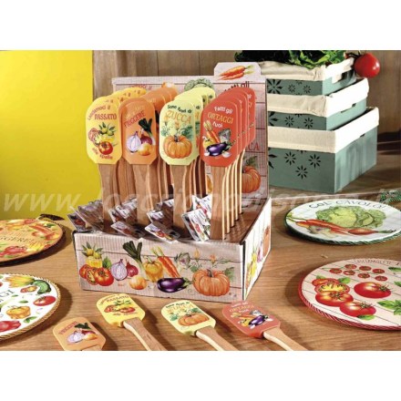 Dispenser con spatole da cucina country chic in silicone e legno decorate con vari ortaggi. Vista frontale