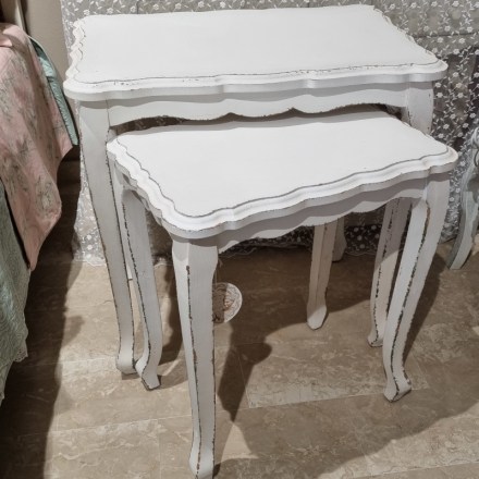 Tavolino shabby chic in legno, rettangolare, bianco, della serie Antica Poesia di Blanc Mariclò. Vista frontale