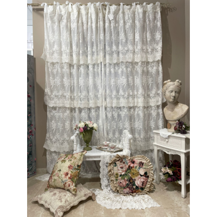 Tenda della serie Fru Fru di Chez Moi con 4 volant in pizzo Provenza, misura 140x290 cm. Vista frontale