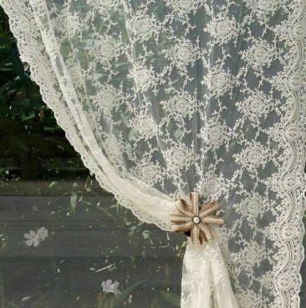 Tendone shabby in pregiato pizzo corinzio dal colore naturale realizzato da Chez Moi. Vista frontale