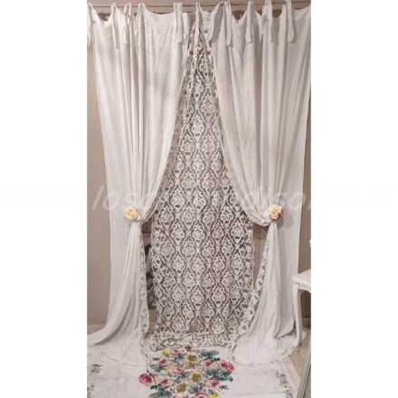 Tenda shabby chic in pizzo Arabesque e cotone, serie Anfiteatro firmata Chez Moi. Vista frontale