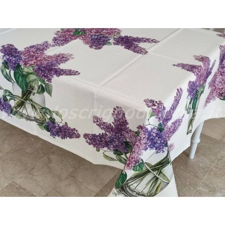 Tovaglia di cotone shabby chic con stampa digitale di fiori di lillà, misura 140x240 cm. Vista ambientata
