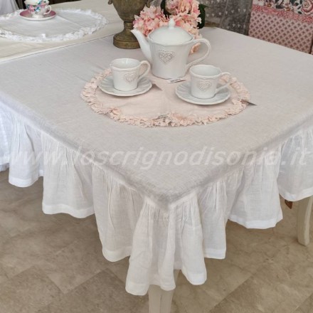 Tovaglia shabby chic realizzata in misto lino e completa di volant. Colore bianco. Vista ambientata