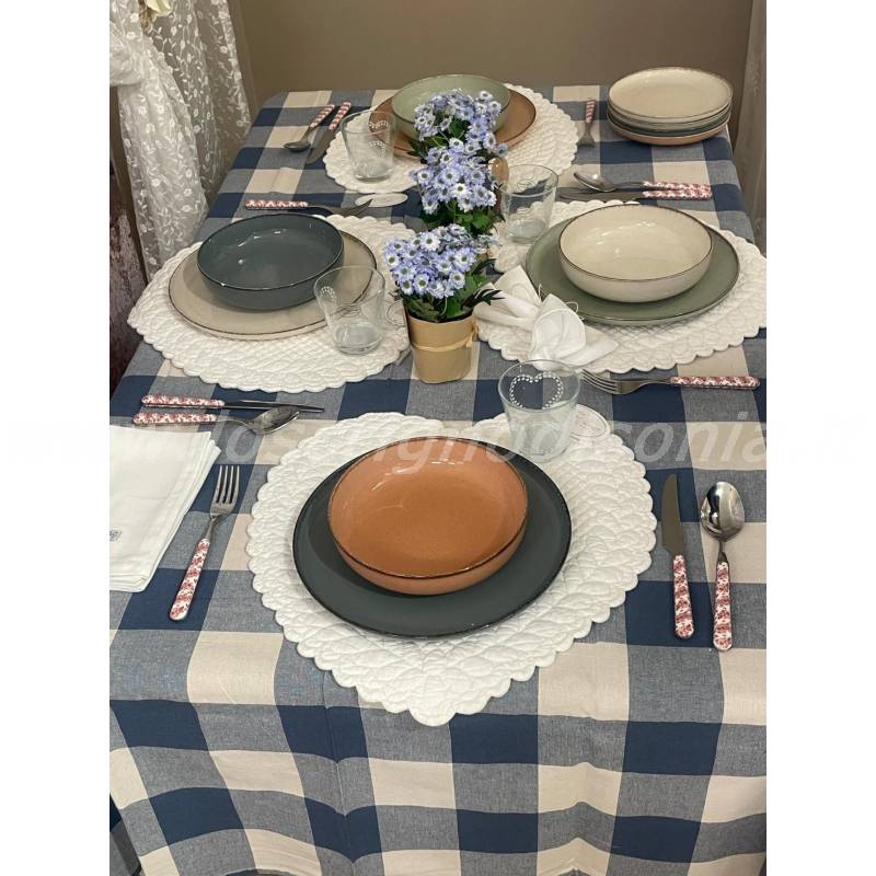 Set da 4 posti tavola della collezione Pearl realizzati in porcellana e in stile country chic. Vista ambientata