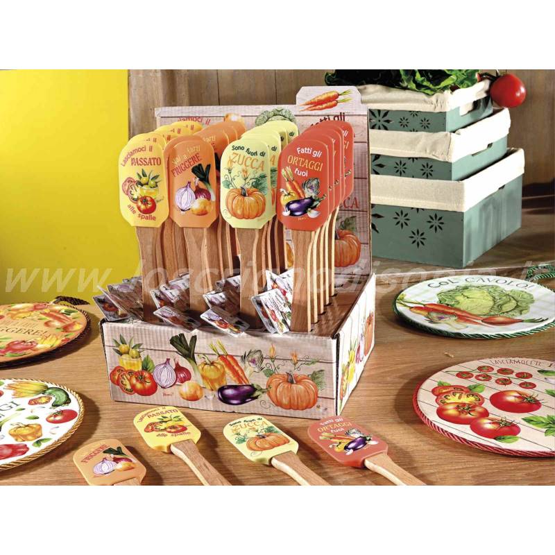 Dispenser con spatole da cucina country chic in silicone e legno decorate con vari ortaggi. Vista frontale