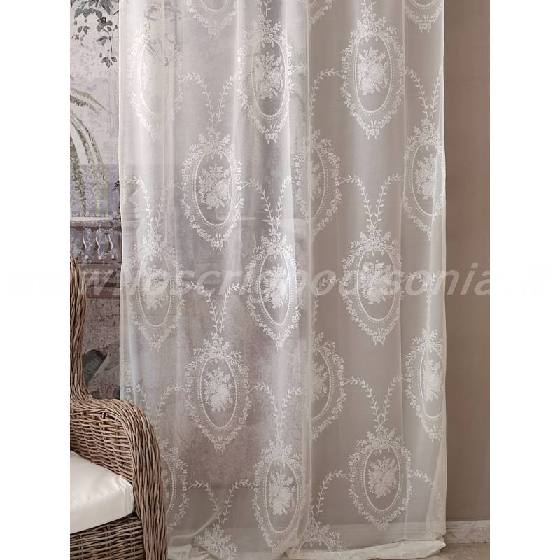 Tendone shabby chic in pizzo dal colore avorio della serie Antoniette di Mia Per Te. Vista ambientata
